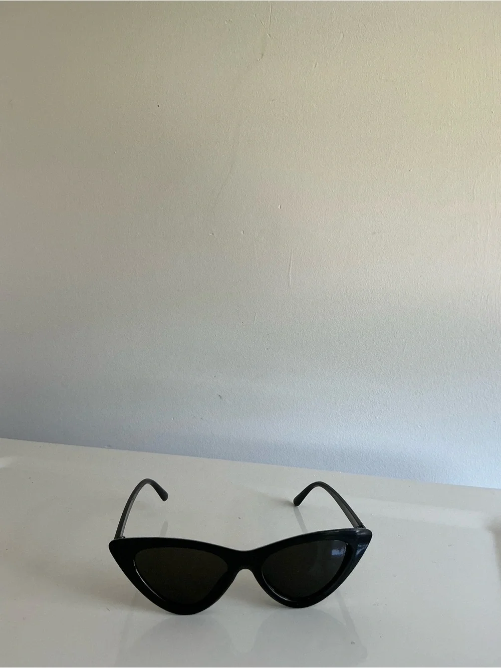 Women's Black Cat-Eye Sunglasses - Sleek Fashion Accessory